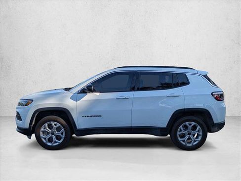 Used 2025 Jeep Compass Latitude w/ Convenience Group AWD/4WD image 2