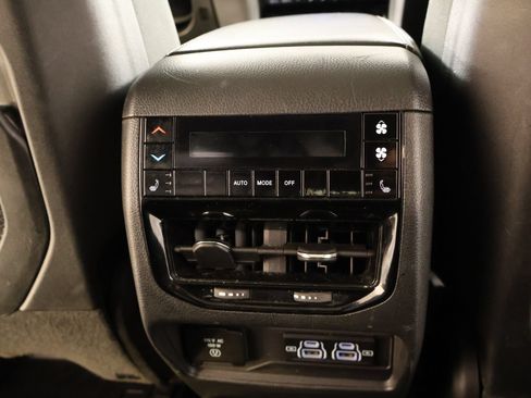 Used 2024 Jeep Grand Cherokee L Limited w/ Luxury Tech Group II AWD/4WD image 17