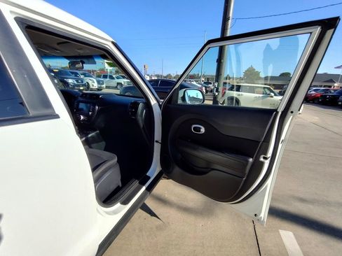 Used 2018 Kia Soul + FWD image 40