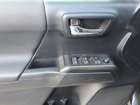 Used 2019 Toyota Tacoma TRD Off-Road image 3