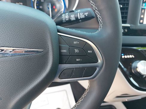Used 2023 Chrysler Voyager LX FWD image 15