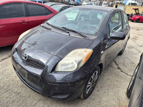 Used 2010 Toyota Yaris 2-Door Hatchback image 2