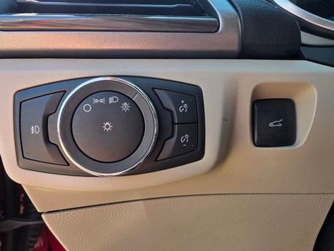 Used 2017 Ford Fusion SE w/ Fusion SE Technology Package FWD image 13
