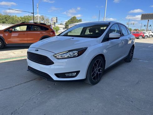 Used 2018 Ford Focus SE w/ SE Appearance Package FWD image 4