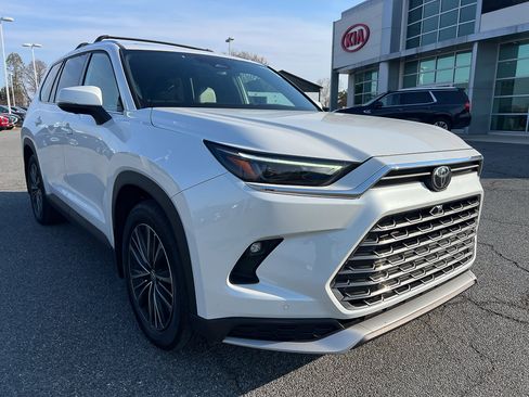 Used 2024 Toyota Grand Highlander AWD Hybrid image 15