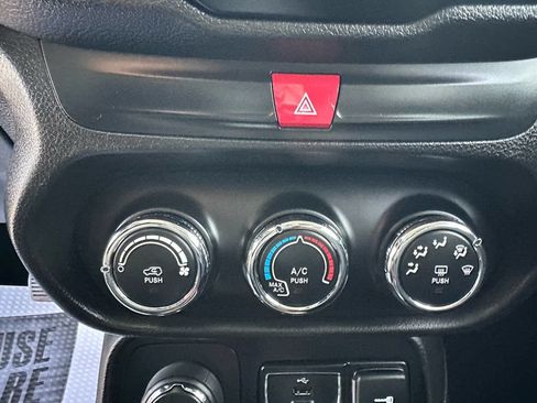 Used 2017 Jeep Renegade Latitude AWD/4WD image 44