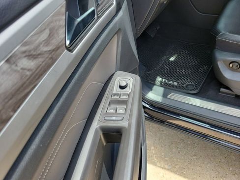 Used 2023 Volkswagen Atlas Cross Sport SE w/ Panoramic Sunroof Package FWD image 11