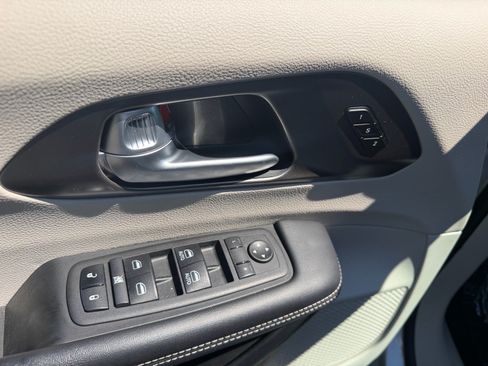 Used 2024 Chrysler Pacifica Touring-L FWD image 24