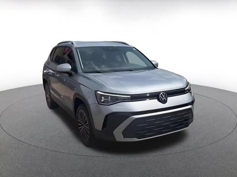 Used 2025 Volkswagen Taos SE FWD image 3