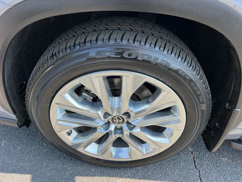 Used 2022 Toyota Highlander Limited image 12