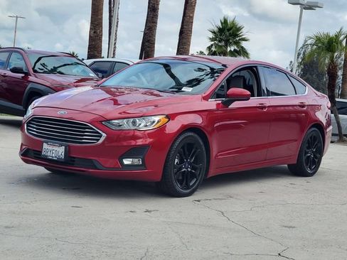 Used 2020 Ford Fusion SE w/ Equipment Group 151A FWD image 2