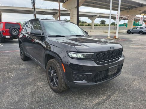 Used 2025 Jeep Grand Cherokee Altitude image 3