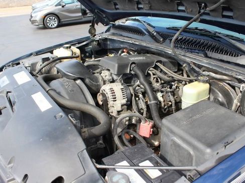 Used 2000 Chevrolet Silverado 1500 Regular Cab Short Bed w/ Exterior Appearance Pkg image 17