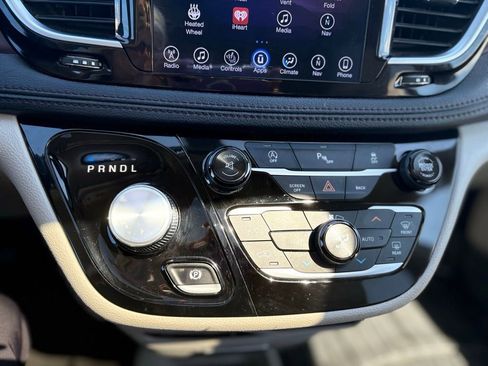 Used 2017 Chrysler Pacifica Limited w/ UConnect Theater Package FWD image 18