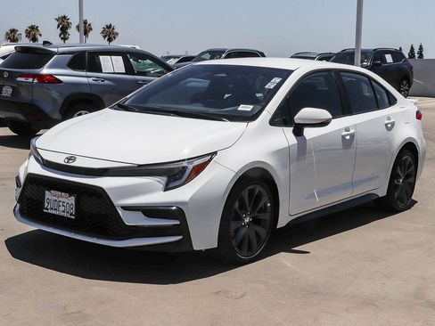 Certified 2025 Toyota Corolla SE w/ Convenience Package FWD image 3