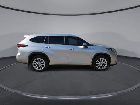 Used 2023 Toyota Highlander Limited FWD image 9