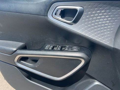Used 2025 Kia Soul LX w/ LX Technology Package FWD image 21