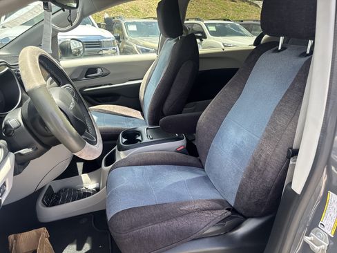 Used 2023 Chrysler Pacifica Touring-L FWD image 9