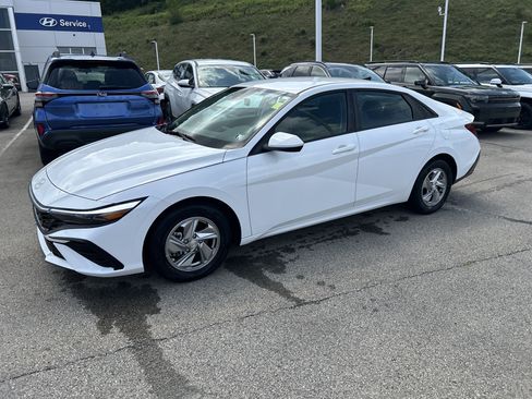 Used 2025 Hyundai Elantra SE FWD image 9