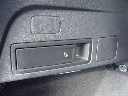 Used 2023 Volkswagen Tiguan SE image 37