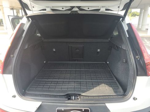 Used 2023 Volvo XC40 B5 Plus AWD/4WD image 8