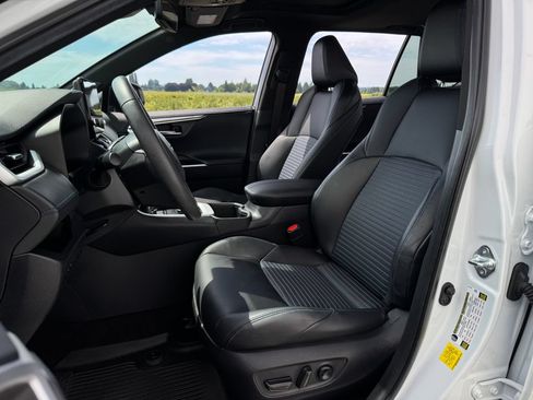 Used 2023 Toyota RAV4 XSE AWD/4WD image 9