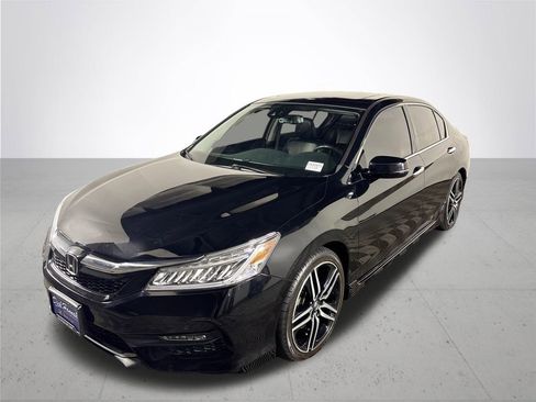 Used 2017 Honda Accord Touring image 2