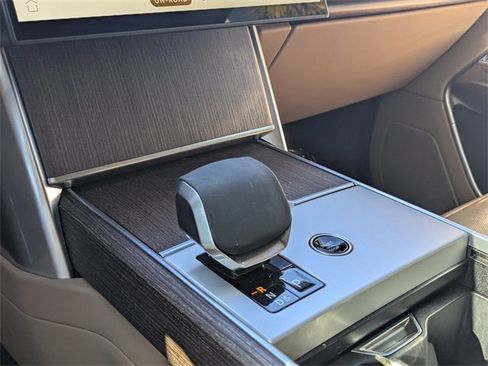 Used 2025 Land Rover Range Rover SE image 19