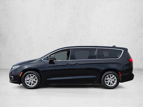 Used 2023 Chrysler Pacifica Touring-L FWD image 8