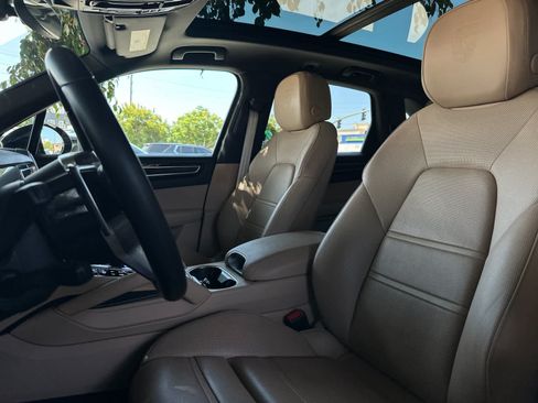 Certified 2023 Porsche Cayenne AWD/4WD image 5