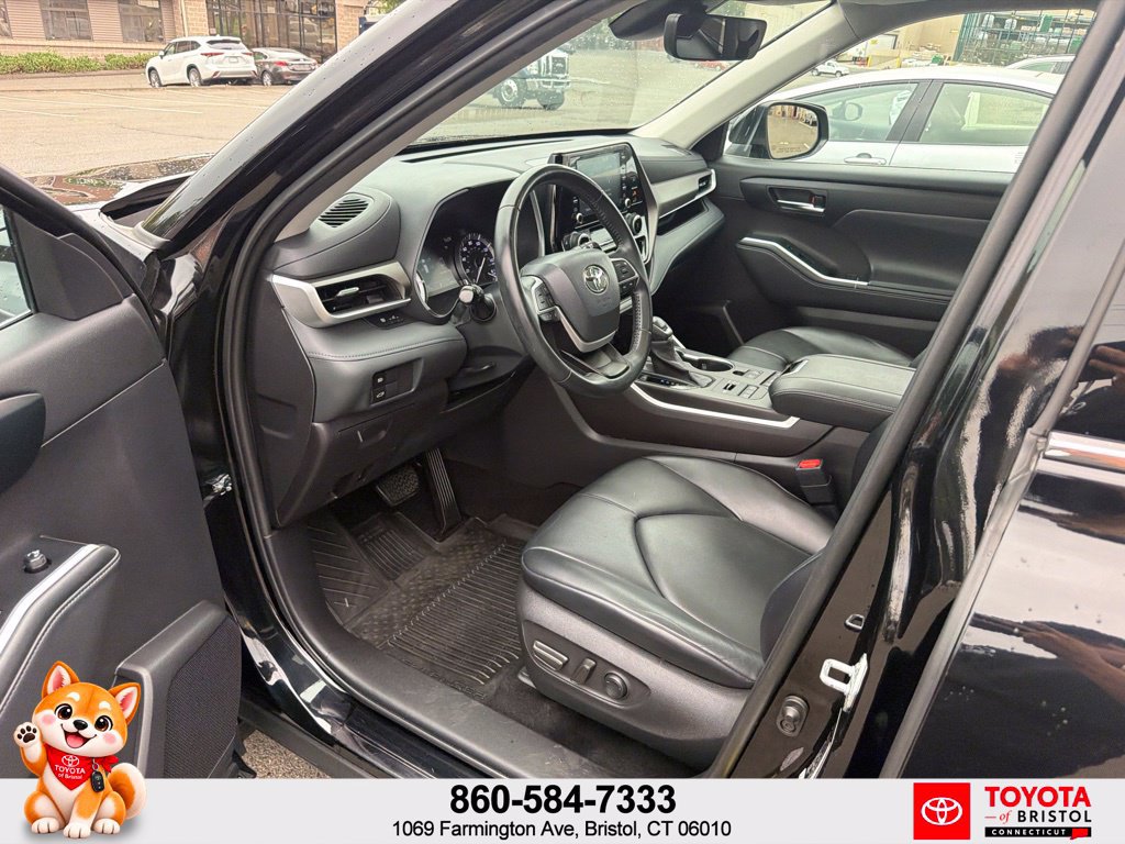 Used 2022 Toyota Highlander XLE AWD/4WD image 17