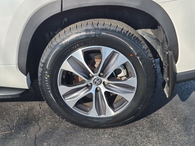 Used 2024 Toyota Highlander XLE AWD/4WD image 8
