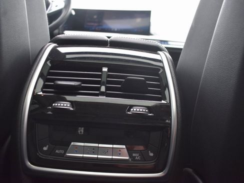 Used 2025 BMW X7 xDrive40i w/ Premium Package image 30