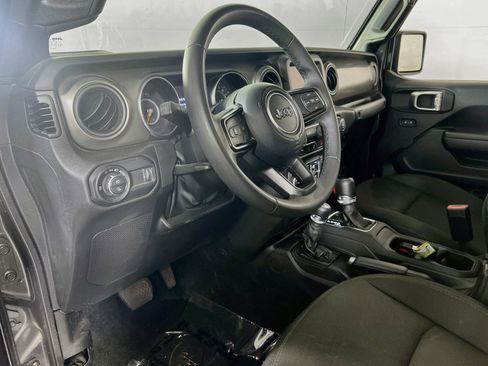 Used 2023 Jeep Gladiator Sport AWD/4WD image 9