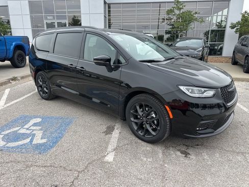 New 2026 Chrysler Pacifica Limited w/ S Appearance Package image 42