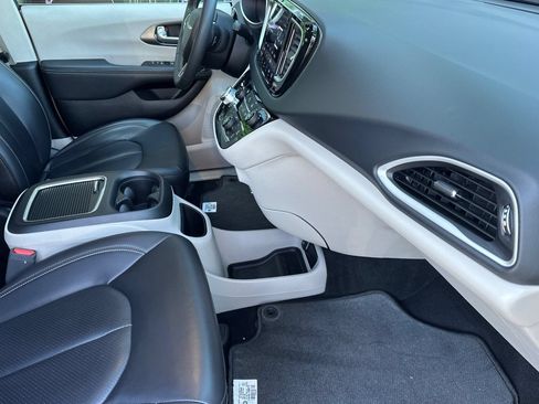 Used 2023 Chrysler Pacifica Touring-L FWD image 17