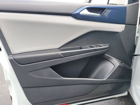 Used 2023 Volkswagen Taos SE w/ Panoramic Sunroof Package FWD image 13