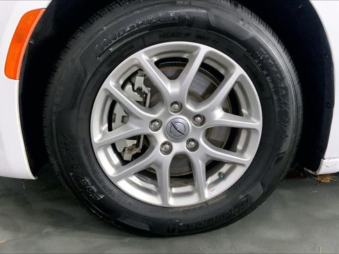 Used 2024 Chrysler Pacifica Touring-L FWD image 9