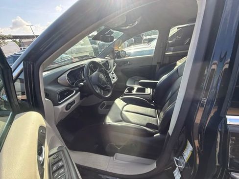 Used 2024 Chrysler Pacifica Touring-L FWD image 5