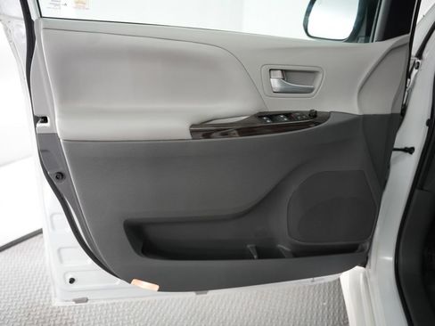 Used 2020 Toyota Sienna XLE w/ XLE Navigation Package FWD image 39