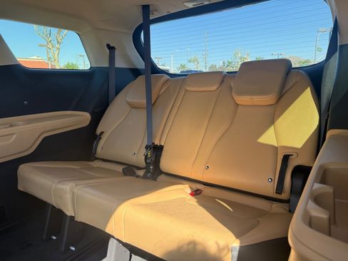 Used 2023 Kia Carnival LX image 15