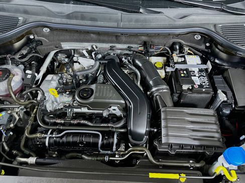 Used 2025 Volkswagen Taos SE image 31