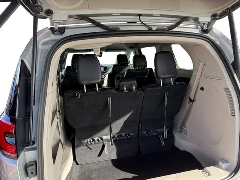 Used 2024 Chrysler Pacifica Touring-L image 13