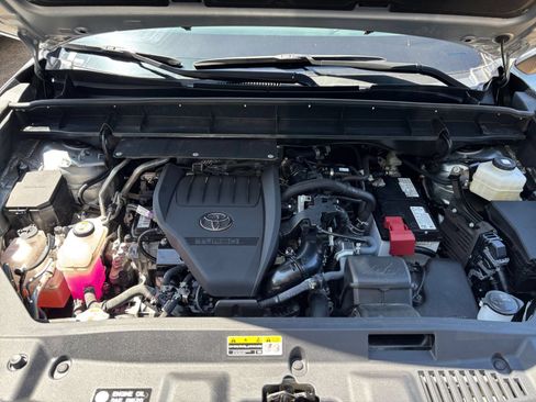 Used 2025 Toyota Highlander LE FWD image 35