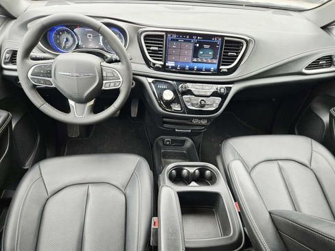 Used 2025 Chrysler Pacifica Select FWD image 9