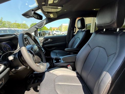 Used 2026 Chrysler Pacifica Select FWD image 10