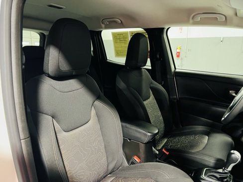 Used 2023 Jeep Renegade Latitude image 30