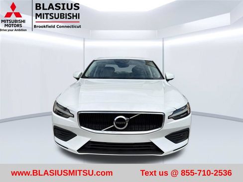 Used 2019 Volvo S60 T5 Momentum w/ Multimedia Package FWD image 4