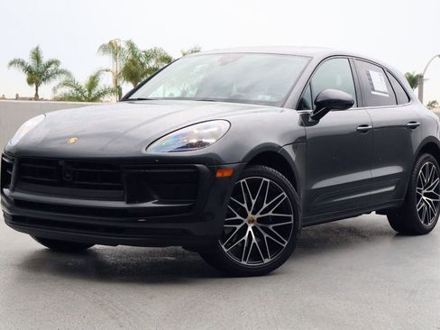 Certified 2022 Porsche Macan image 1