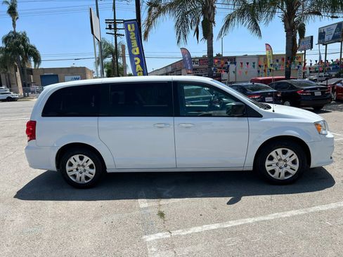Used 2018 Dodge Grand Caravan SE w/ UConnect Hands-Free Group FWD image 4